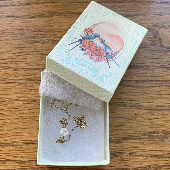 1928 Jewelry Necklace Fine Chain & Pale Porcelain Rose; 15” with original box - Picture 4 of 12